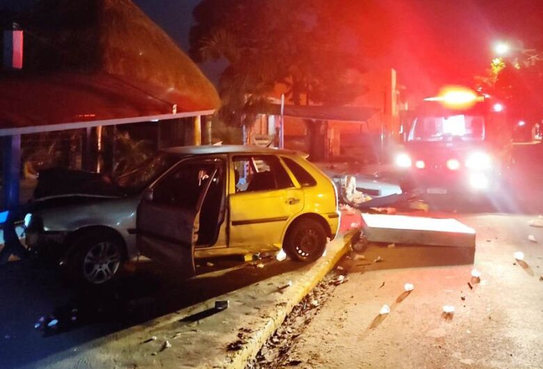 Jovem morre após ser atropelada por carro desgovernado em via pública