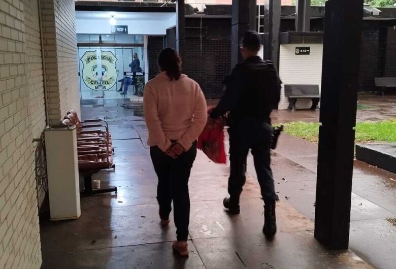 Mulher combina entrega de cocaína em estacionamento e acaba presa