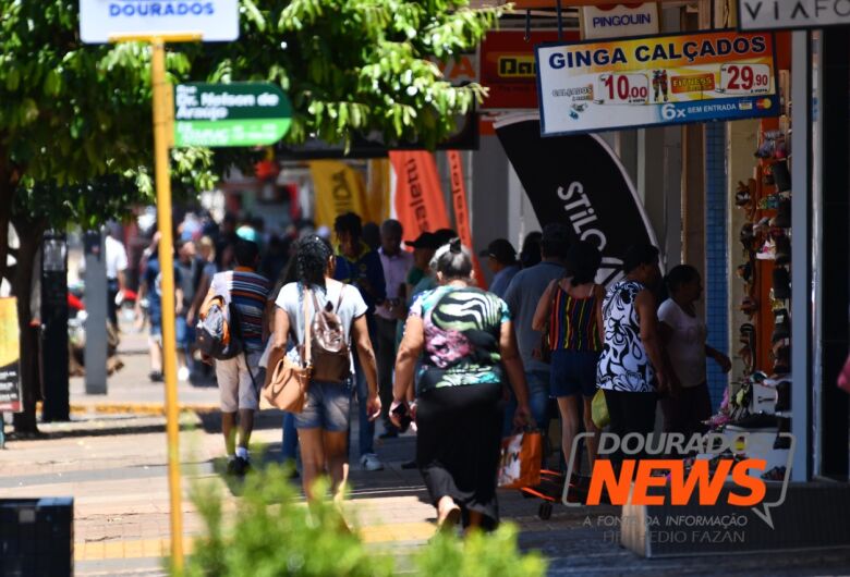 Comércio, bancos, repartições públicas; veja o que abre nesta segunda de Carnaval