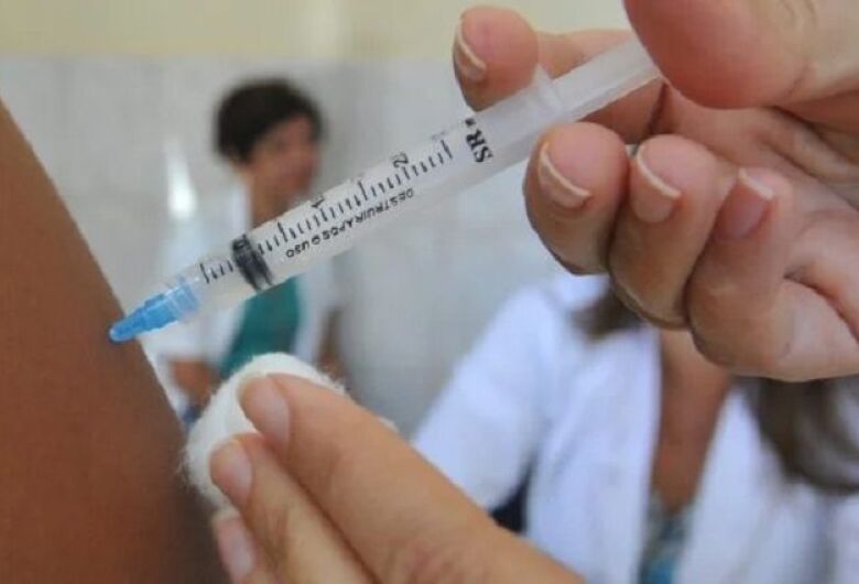 Saúde discute imunização contra covid-19 com vacina bivalente