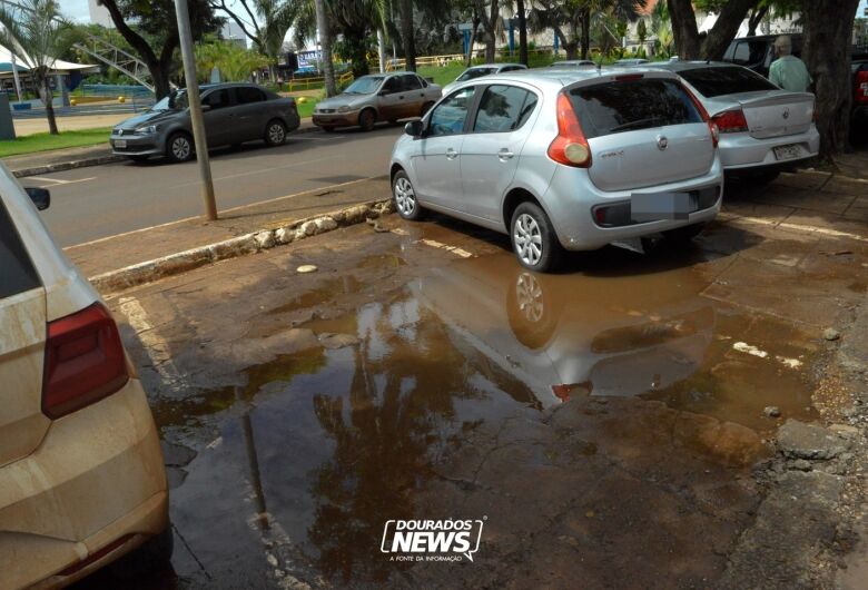 Falta de atendentes e vagas detonadas são principais críticas quanto ao ‘parquímetro’