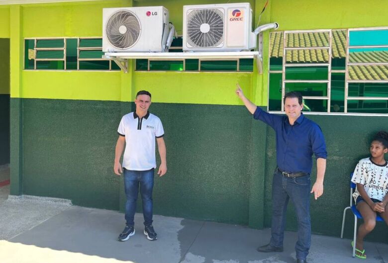 Renato Câmara entrega aparelhos de ar-condicionado e reforma de escola em Ivinhema