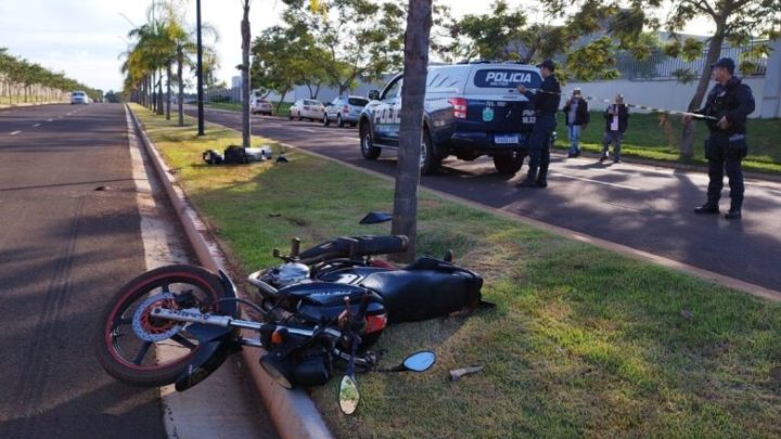 Motociclista de 25 anos morreu após perder controle de direção e bater em coqueiro