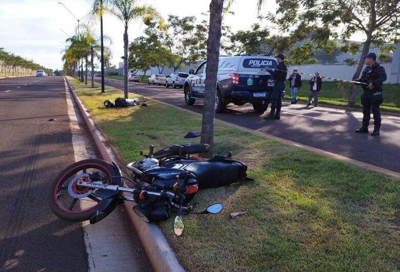 Motociclista de 25 anos morreu após perder controle de direção e bater em coqueiro