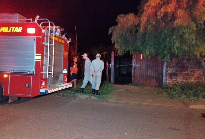 Bombeiros estouram cadeado e encontram homem morto em residência