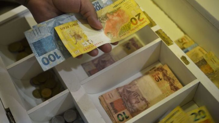 Brasileiros usam cada vez menos dinheiro em espécie, diz BC