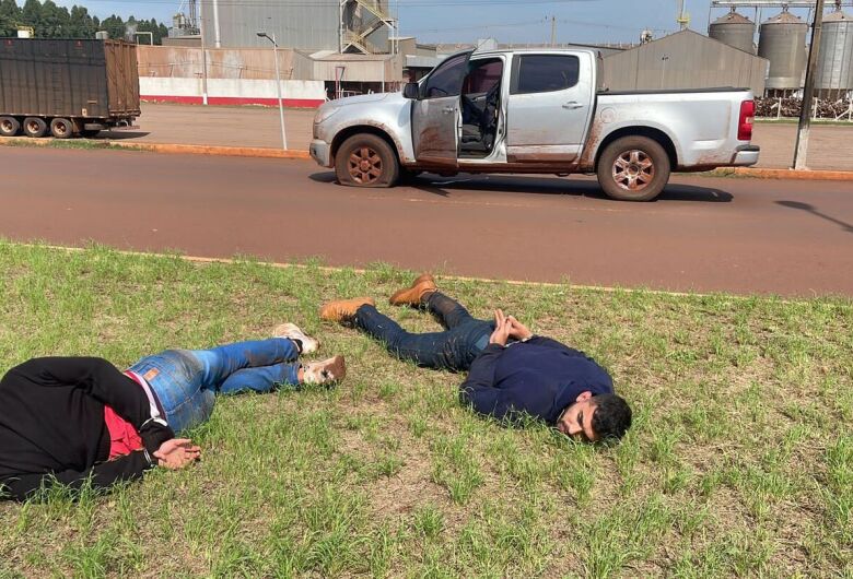 Homem com tornozeleira e adolescente são flagrados com maconha