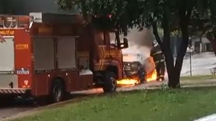 Populares acionam bombeiros após encontrarem veículo em chamas na Vila Rosa; veja vídeo