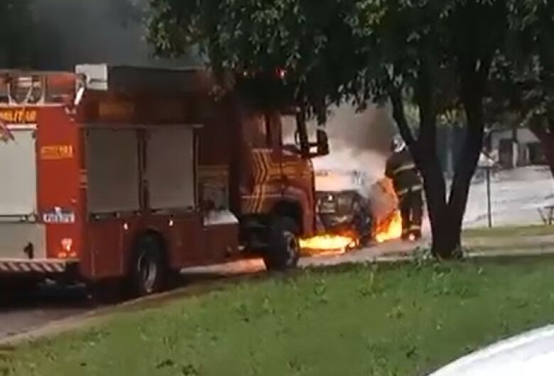 Populares acionam bombeiros após encontrarem veículo em chamas na Vila Rosa; veja vídeo