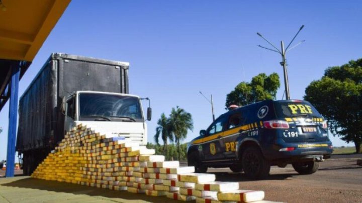 Polícia ajuda com pneu de caminhão e localiza grande quantidade de droga com condutor