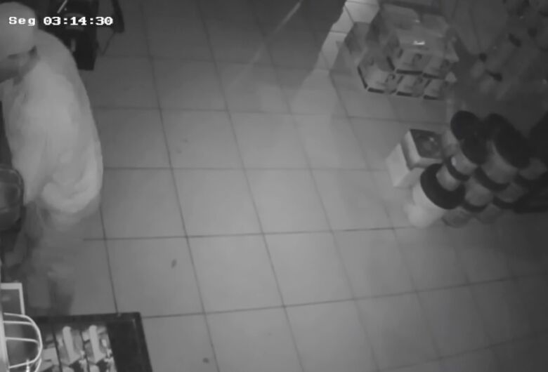 Ladrão invade loja na Marcelino Pires e furta objetos; veja vídeo