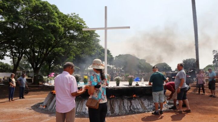 Com apego à fé, populares trocam dor da saudade pela celebração das memórias de quem já se foi