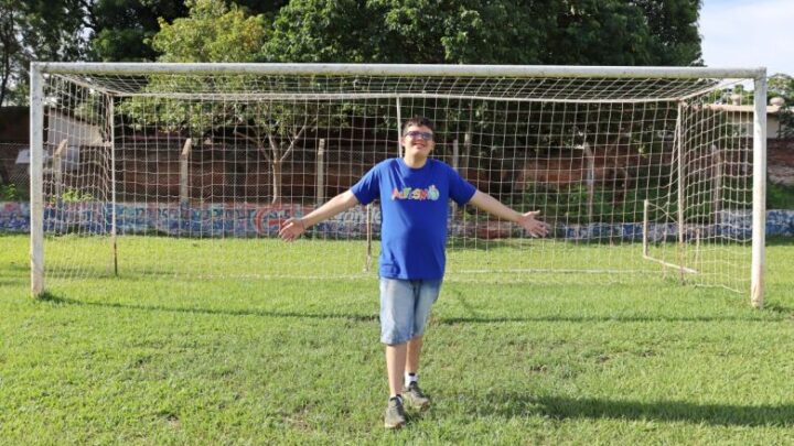 Com narrações de futebol, douradense autista trilha sonho de ser repórter esportivo