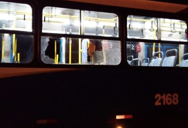 Ônibus de transporte público é apedrejado próximo de praça em Dourados