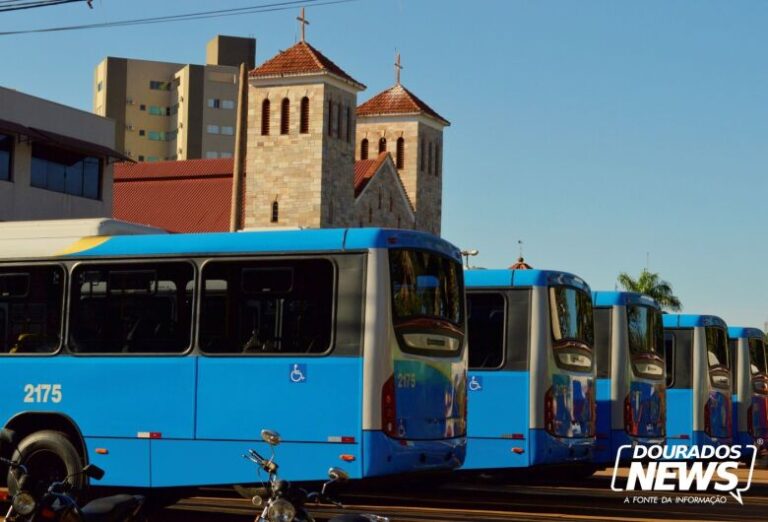 Prefeitura entrega novos ônibus e Alan afirma que aumento de tarifas ‘não está no radar’