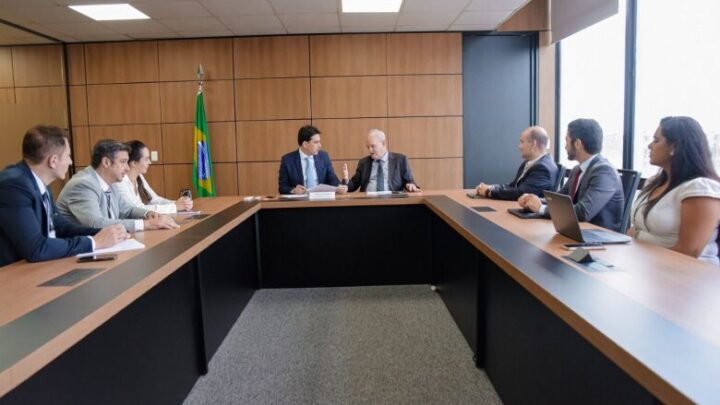 Aeroporto poderá funcionar em junho, diz Geraldo Resende após audiência com ministro