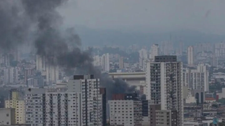 Prédio no Brás em São Paulo pega fogo e corre risco de desabar