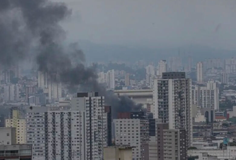 Prédio no Brás em São Paulo pega fogo e corre risco de desabar