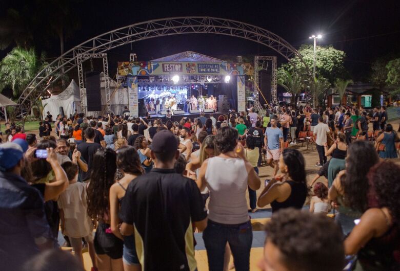 Festop começa com Néstor Ló fazendo a Praça Antônio João dançar; sábado terá rap, samba e DJ