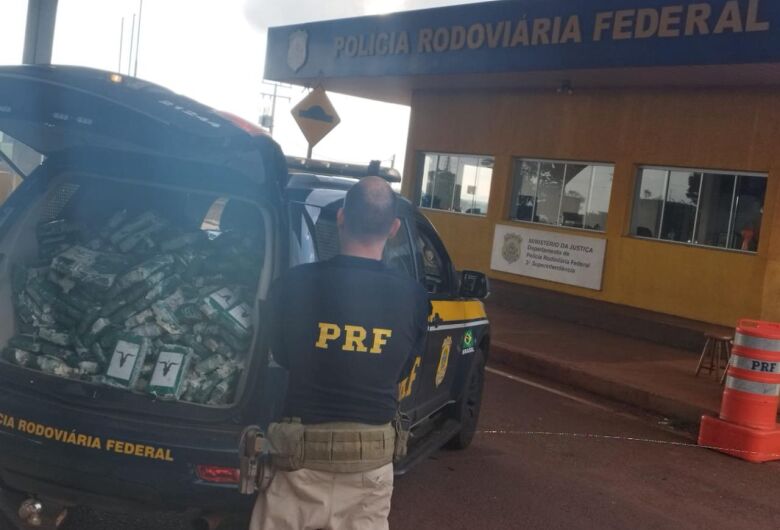 Dois são presos com quase 300 kg de cocaína durante abordagem a carreta