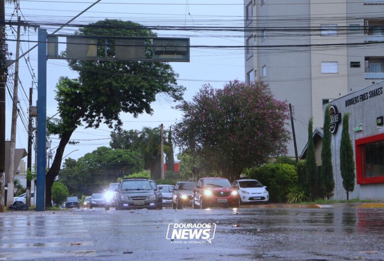 Dourados renova alerta de chuvas intensas até quarta-feira