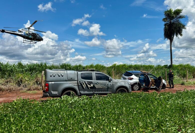 Com apoio de helicóptero, carro roubado com mais de 1t de maconha é apreendido