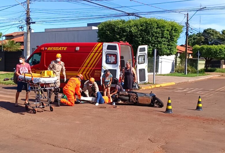 Motociclista fica ferida após colidir na traseira de caminhão