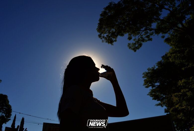 Calor de 37°C em Dourados reforça a importância da hidratação no último dia de Carnaval